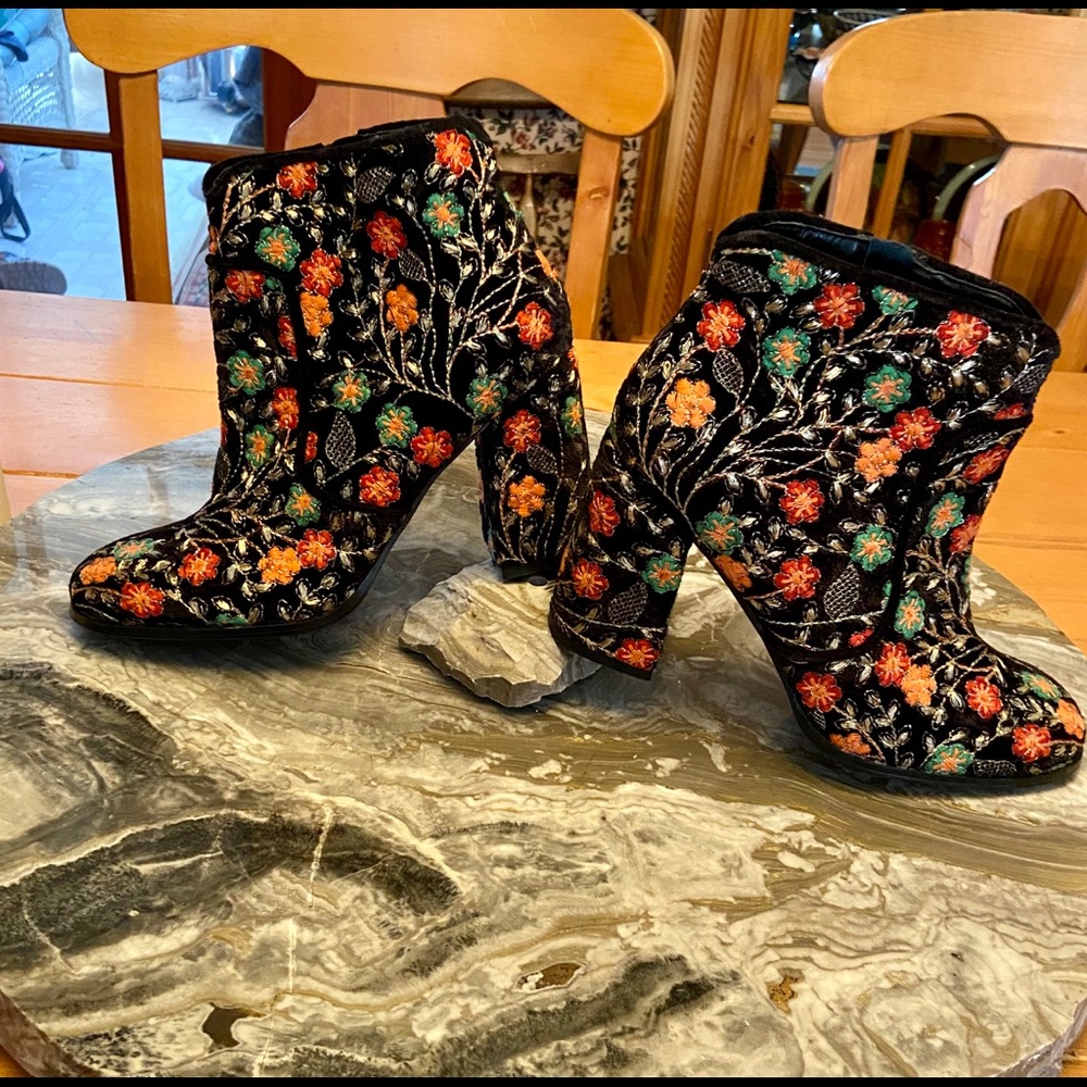 Fergie Tesla embroidered ankle bootie - Picture 4 of 7